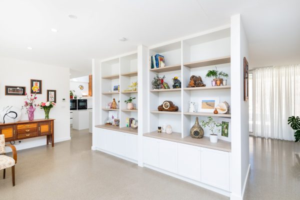 6-Deasland-bookshelf